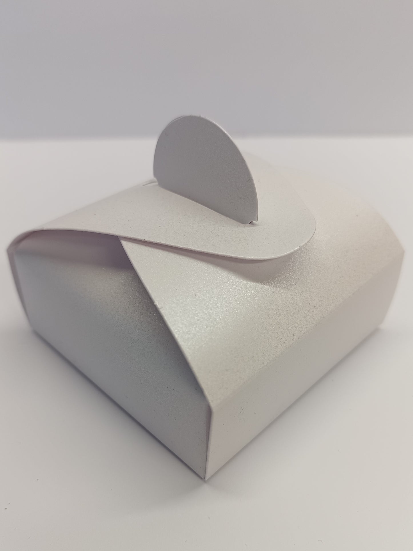 Luxury Pearlescent White Gift Favour Boxes For Weddings - Parties