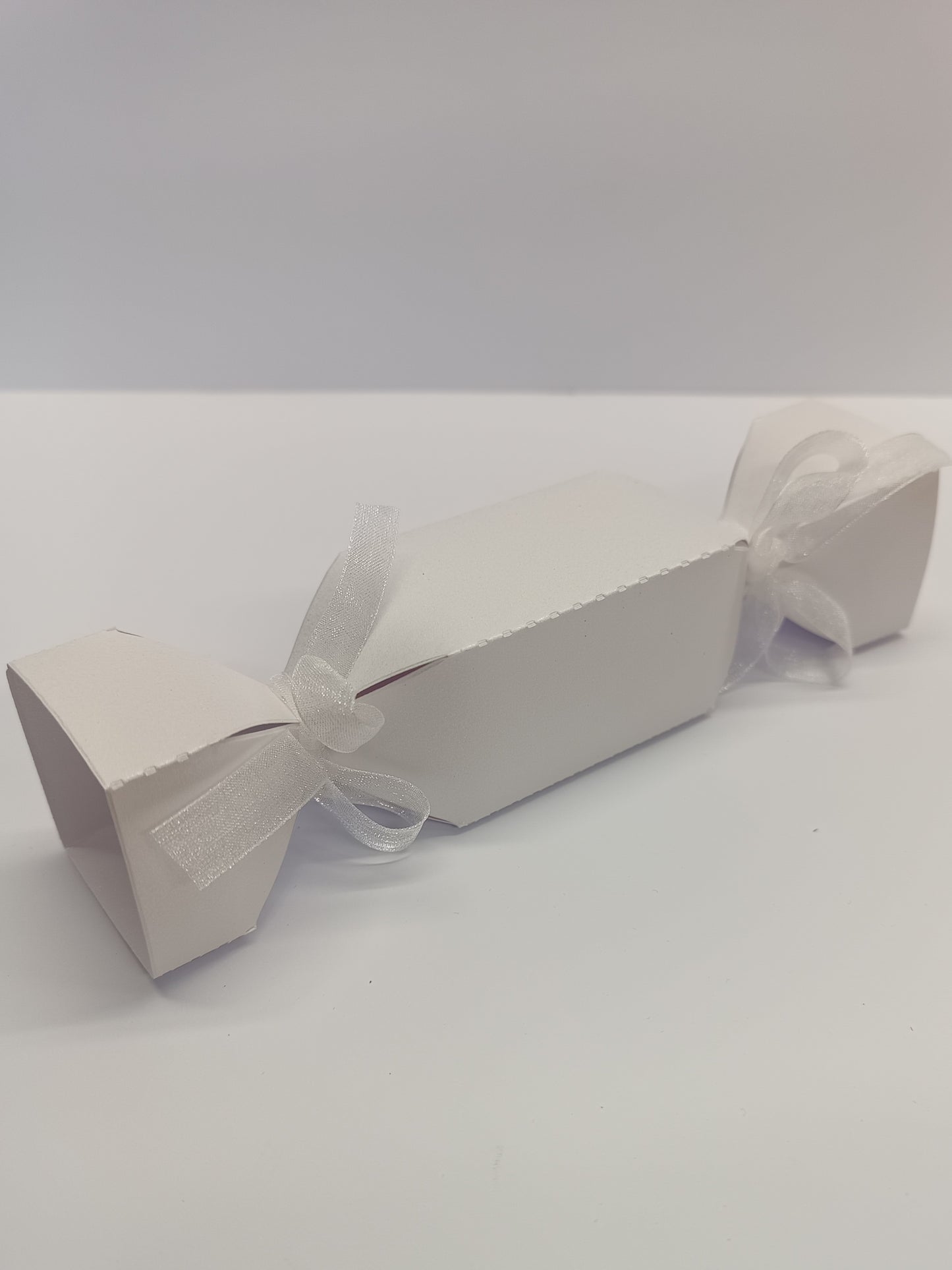 Luxury Pearlescent White Gift Favour Boxes For Weddings - Parties