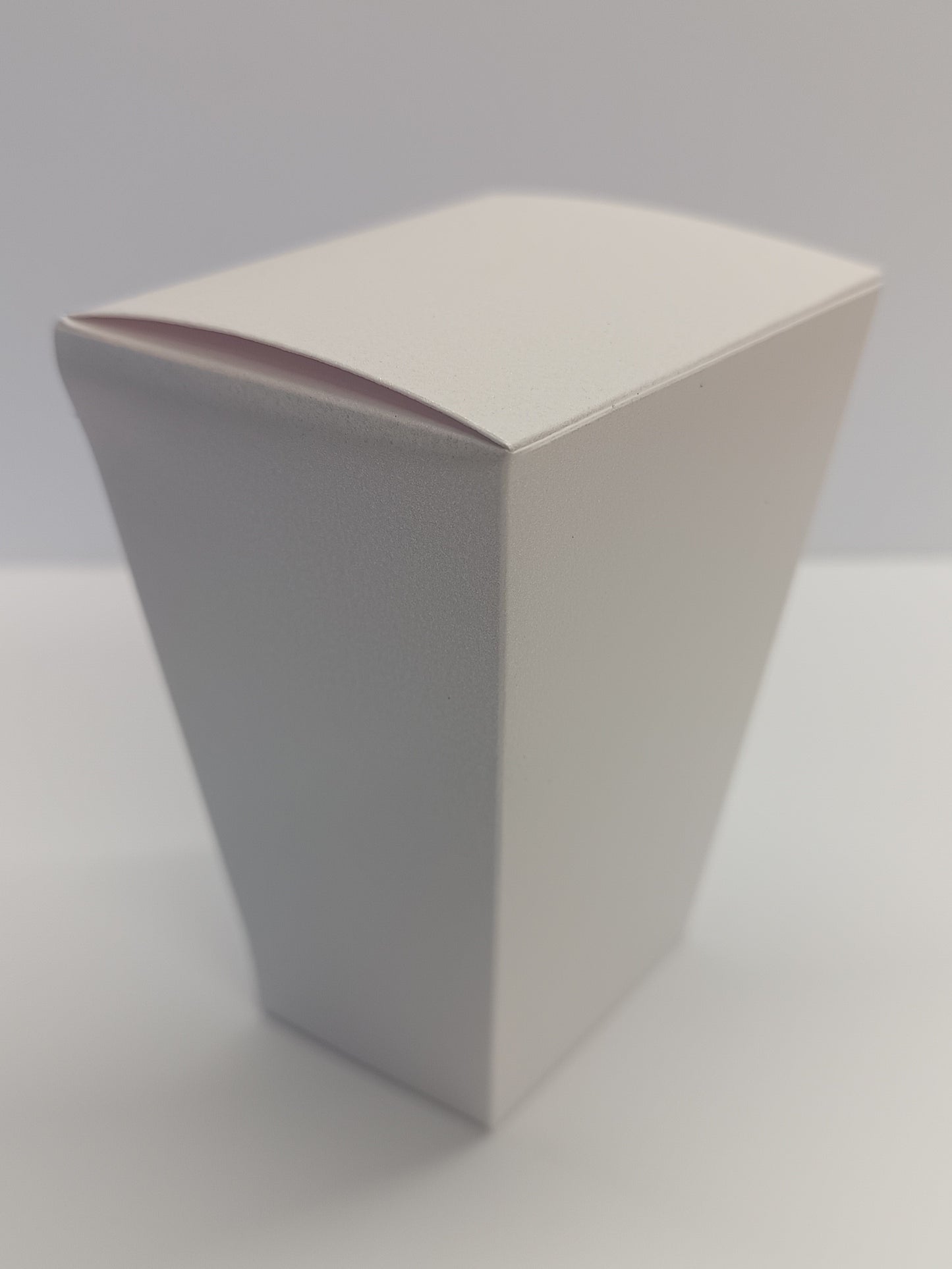 Luxury Pearlescent White Gift Favour Boxes For Weddings - Parties