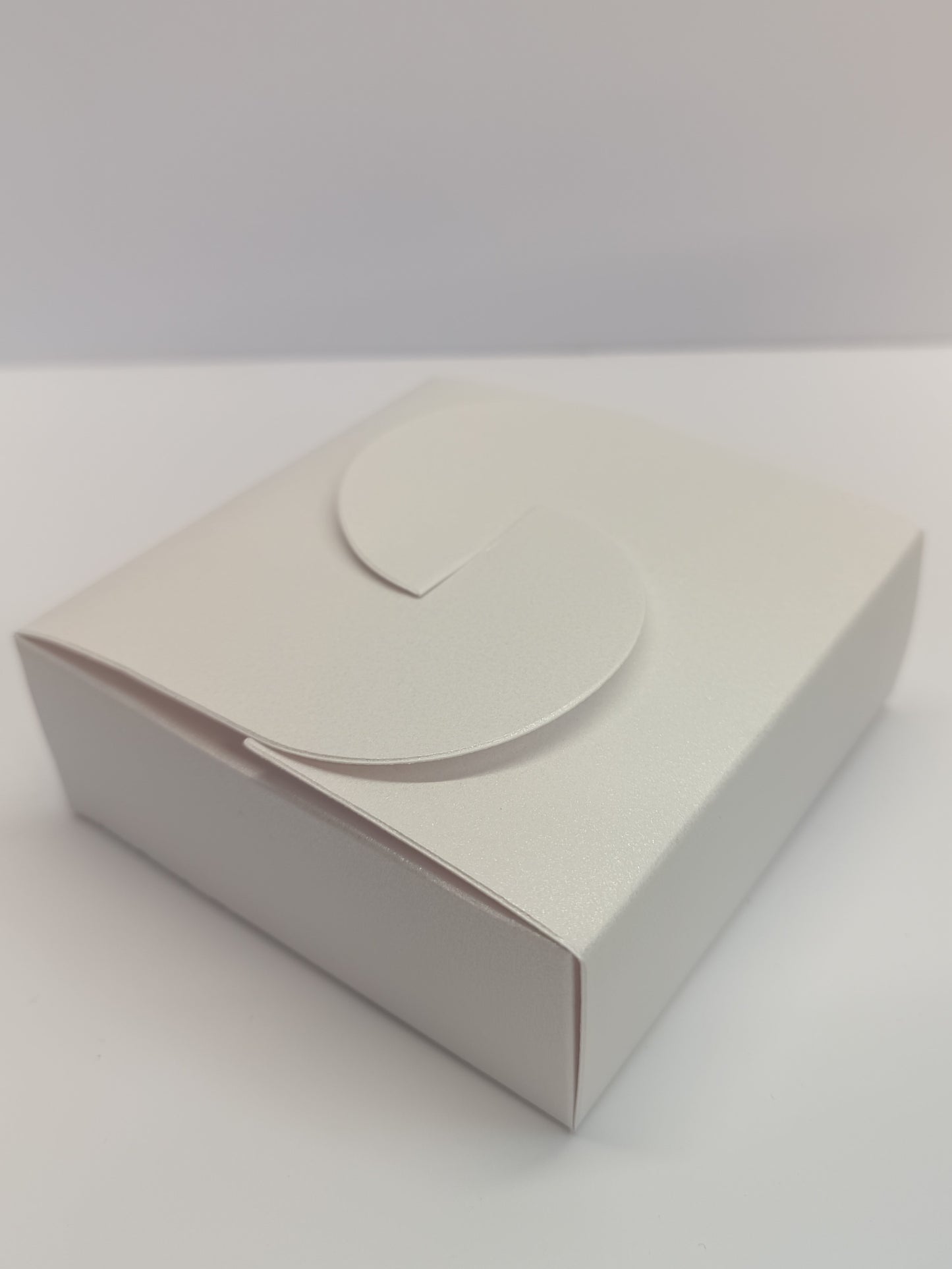 Luxury Pearlescent White Gift Favour Boxes For Weddings - Parties